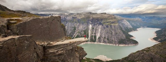 Фотообои - Язык Тролля - каменный выступ на горе Скьеггедаль - №0001253