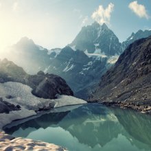 Фотообои Горный пейзаж с видом на озеро и высокий пик