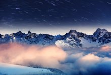 Фотообои Звездный дождь над горным массивом