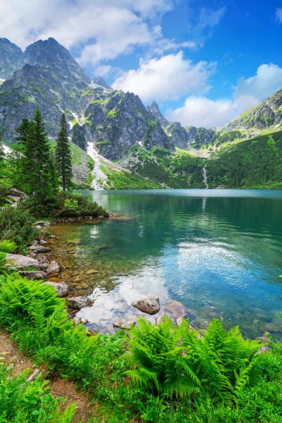 Фотообои - Прозрачное весеннее озеро на фоне заснеженных гор  - №0003944