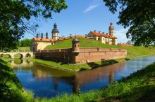 Фотообои Несвижский замок и ров с водой летним днем, Беларусь