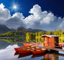 Фотообои Пристань с лодками на озере Штрбске-Плесо, Словакия