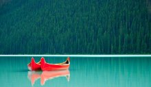 Фотообои Красные лодки на изумрудной глади озера Луиза, Канада