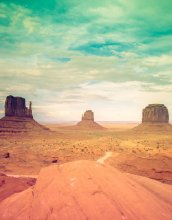 Фотообои Пейзаж Долины Монументов облачным днем, США