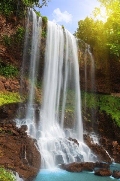 Фотообои - Водопад в тропиках солнечным летним днем - №0001106