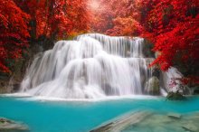 Фотообои Водопад Хуай Мае Камин на фоне красной листвы