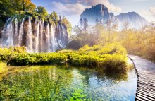 Фотообои Освещенный солнцем водопад в парке Плитвицкие озера
