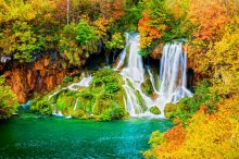 Фотообои Красочный осенний пейзаж с водопадом и водоемом