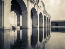 Фотообои Отражение арок в воде в гватемальской Антигуа