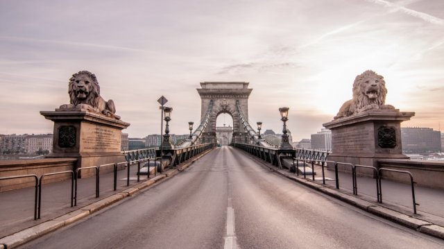 Фотообои - Старинный будапешский Цепной мост ранним утром - №0001539