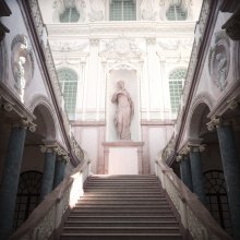 Фотообои Дворцовая лестница со статуей женщины
