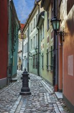 Фотообои Узкая средневековая улочка в старой Риге, Латвия
